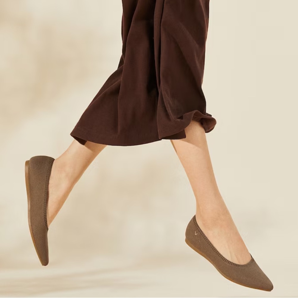 VIVAIA POINT TOE FLATS SZ 37/ US 6.5